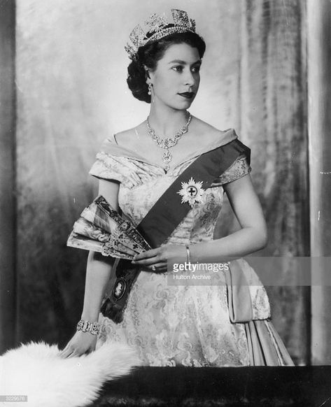 News Photo : Studio portrait of Queen Elizabeth II holding a... Queen Elizabeth Portrait, Queen Elizabeth Photos, Elizabeth Queen, Princesa Elizabeth, Young Queen Elizabeth, Rainha Elizabeth Ii, Reine Elizabeth Ii, Reine Elizabeth, Elisabeth Ii