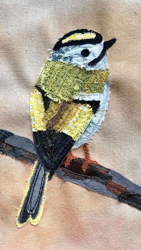 Birds Textiles, Fabric Birds Pattern Free, Fabric Art Tutorials, Bird Quilts, Quilting Art, Bird Applique, Scrap Fabric Crafts, Textile Art Embroidery, Fabric Postcards