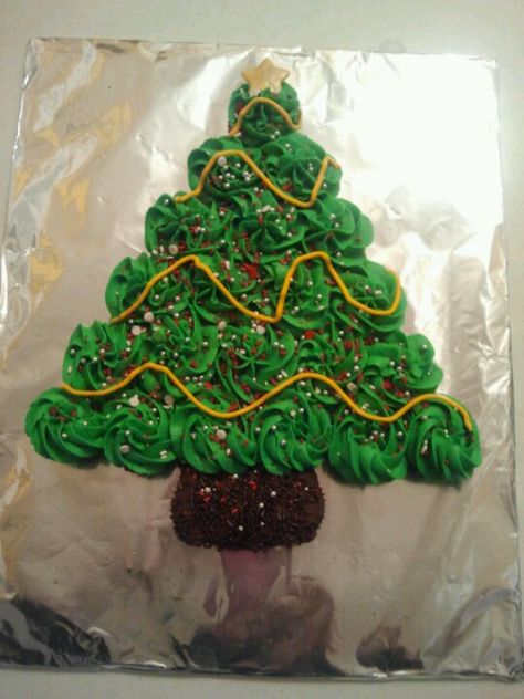 Cupcake cake Christmas Tree Cupcake Cake, Pull Apart Christmas Tree, Christmas Tree Pull Apart, Cupcake Christmas Tree, Christmas Cupcake Cake, Tree Cupcakes, Cupcake Christmas, Pull Apart Cupcake Cake, Christmas Tree Cupcakes