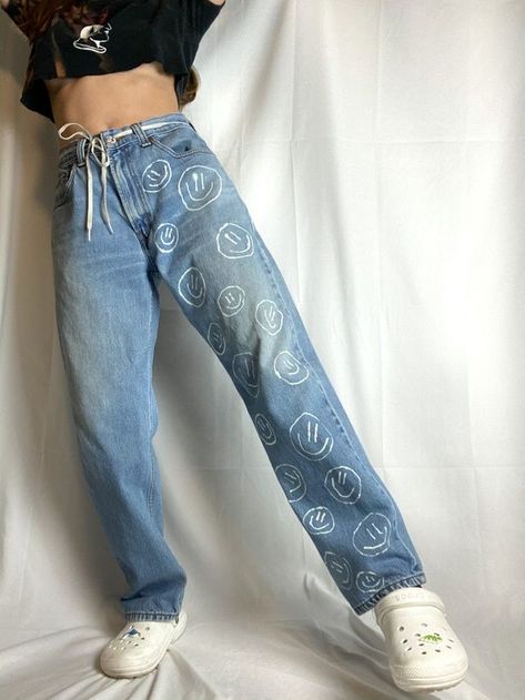 Bleach Jeans Diy, 70s Fashion Aesthetic, 70s Fashion Hippie, Custom Jeans Diy, Painted Clothes Diy, Bleached Jeans, Aesthetic Dress, Diy Vetement, Painted Jeans