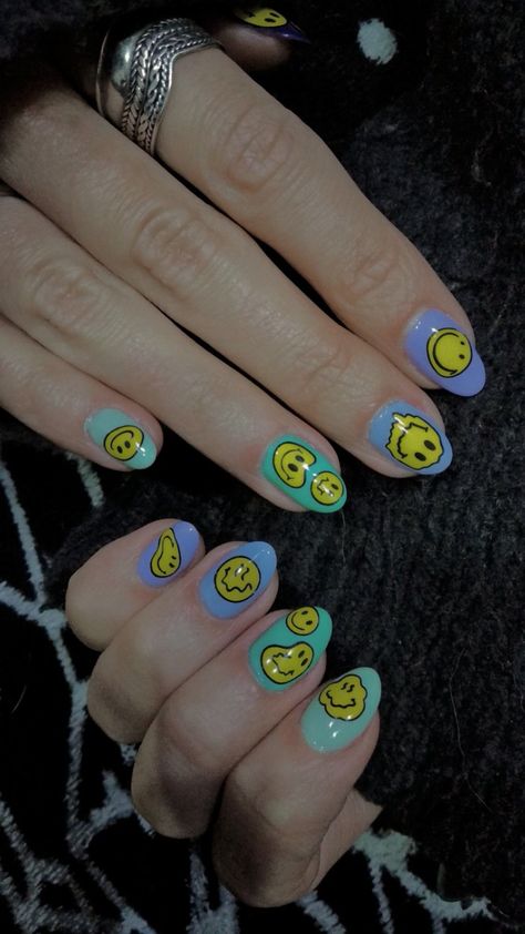 Smiley nail art Melting Happy Face Nails, Squiggly Smiley Face Nails, Melty Smiley Face Nails, Retro Aesthetic Nails, Trippy Smiley Nails, Melted Smiley Face Nails, X Eyes Smiley Face Nails, Nail Designs Shellac, Smiley Nail Art