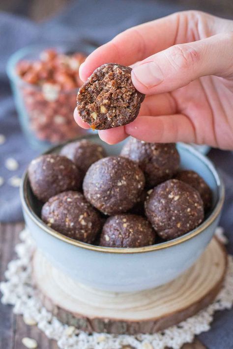 Chocolate Peanut Butter Protein Balls, Chocolate Protein Balls, Peanut Butter Protein Balls, Protein Balls Recipes, Energy Ball Recipe, Speed Foods, Protein Bites, Vegan Protein Powder, Protein Balls