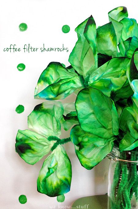 Are you a fan of homemade decorations? This Coffee Filter Shamrock is an easy St Patrick's Day Craft and uses stuff in you already have in your home. March Crafts, Craft Coffee, St Patricks Crafts, St Patricks Day Crafts For Kids, St Patrick Day Activities, Coffee Filter Crafts, St Patrick's Day Decorations, Crafts For Seniors, St Patrick's Day Crafts