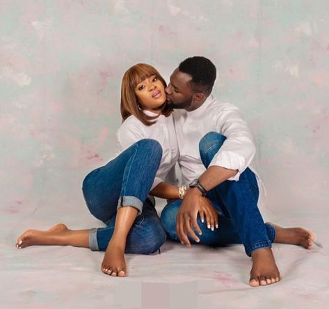 Couples Photoshoot Studio, Glam Family Photoshoot, Black Couples Photoshoot, Black People Weddings, Poses Casual, Family Portrait Outfits, Photo Styles, Pre Wedding Photoshoot Outfit, Style Couple