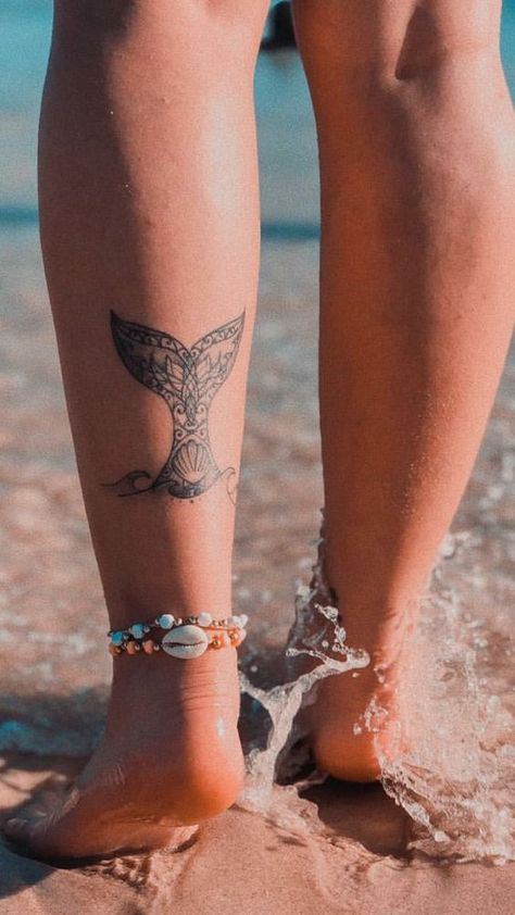 Tropisches Tattoo, Mermaid Tail Tattoo, Whale Tattoos, Beach Tattoo, Tattoos Geometric, Mermaid Tattoo, Mermaid Tattoos, Calf Tattoo, Tattoo Feminina