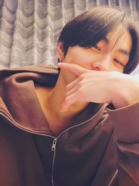 ENHYPEN Weverse Live | 24.01.15 Jungwon Weverse Live, Boyfriend Kpop, Tired Of Love, Enhypen Jungwon Icon, Jungwon Icon, Vampire Boy, Color Rush, Sweet Soul, Be My Baby