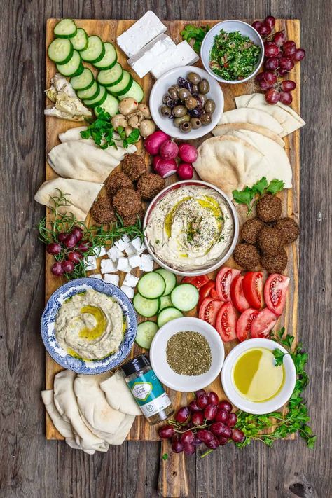 Mediterranean Brunch, Brunch Board, Mediterranean Diet Breakfast, Mediterranean Breakfast, The Mediterranean Dish, Breakfast Platter, Breakfast Board, Diy Hack, Holiday Brunch