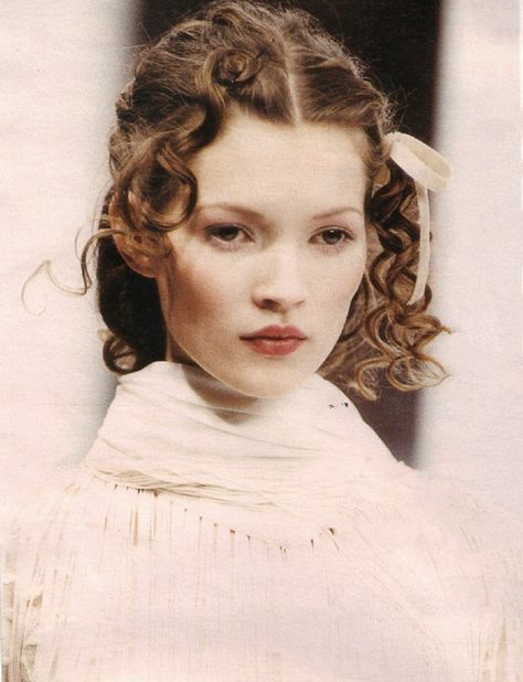 Kate Moss @ Anna Sui Spr/Sum 1992 Kate Moss 90s, Original Supermodels, 90s Models, Linda Evangelista, Anna Sui, Mode Inspo, Kate Moss, Looks Style, Young Woman