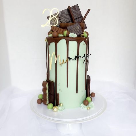 instagram @kiararaecakes Green Drip Cake, Chocolate Birthday Cake Decoration, Chocolate Buttercream Cake, Cake Drip, Chocolate Fantasy, Cupcake Decorating Tips, Chocolate Drip Cake, Unique Birthday Cakes, Fantasy Cake