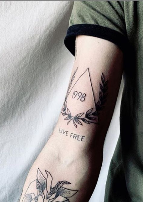 Tatouage branche de laurier par Cavezza tarawa Cap d’Agde Olive Branch Tattoo, Branch Tattoo, Studio Tattoo, Men Tattoos Arm Sleeve, Mini Tattoo, Men Haircut, Small Tattoos For Guys, Olive Branch, Mini Tattoos