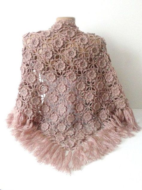 Poncho Au Crochet, Crocheted Shawl, Pull Mohair, Winter Accessories Fashion, Rose Scarf, Gilet Crochet, شال كروشيه, Rose Crochet, Tea Rose