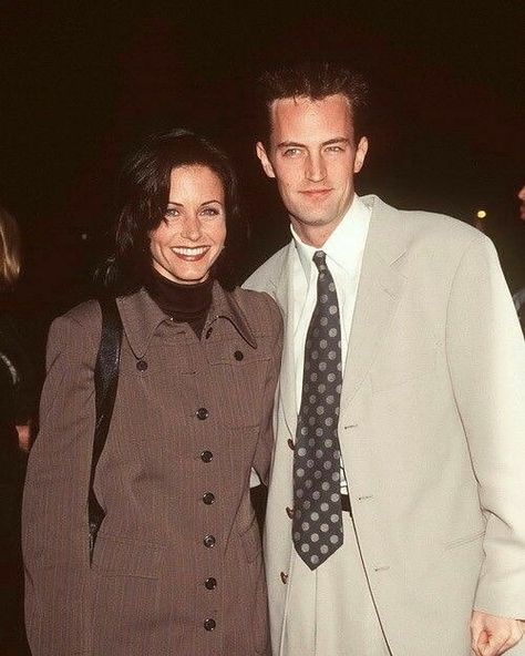 Matthew Perry And Courtney, Chandler Friends, Friends Best Moments, Monica And Chandler, Friends Scenes, Courtney Cox, Friends Cast, Ross Geller, Friends Tv Series