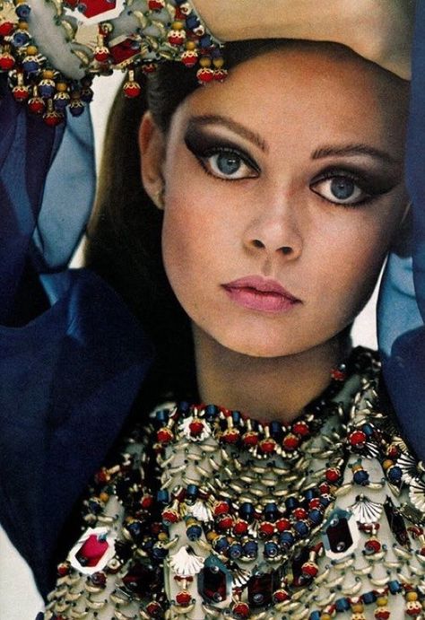 ClioMakeUp-trucco-anni-70-settanta-stile-hippie-boho-make-up-vogue Stile Hippie Chic, Vogue 1970, 1960s Makeup, 70s Makeup, Francoise Hardy, Vintage Makeup, Bohol, Vogue Uk, I'm With The Band