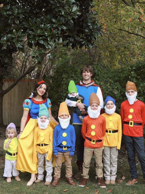 The Best Family Disney Costume Ideas Disney Family Halloween Costumes, Carnival Photo Booth, Halloween Costumes For Families, Seven Dwarfs Costume, Disney Family Costumes, Disney Costume Ideas, Make Your Own Costume, Penguin Costume, Disney Dress Up