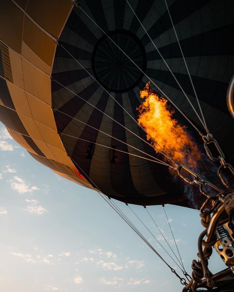 A hot air balloon ride is definitely top three experiences I’ve ever done. One of the most peaceful and beautiful mornings you could ever imagine finished off with a lovely tradition. At the end of every hot air balloon ride it’s tradition to cheers champagne. In the 1700’s when hot air balloons were invented in France, the French explorers that were flying in them brought champagne from France in them to prove to people they were a threat from another country when they landed. I mean could y... Ballon Aesthetic, Hot Hair Balloon, Phoenix Aesthetic, Cheers Champagne, Hot Air Balloon Ride, Ride It, Hot Air Balloon Rides, Hot Air Balloons, Air Balloons