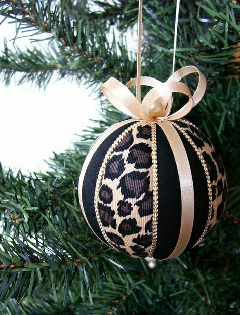 Black Christmas Tree Decorations, Leopard Print Christmas, Black Christmas Decorations, African Christmas, Ornament Designs, Holiday Deco, Gold Christmas Decorations, Quilted Christmas Ornaments, Diy Ornaments