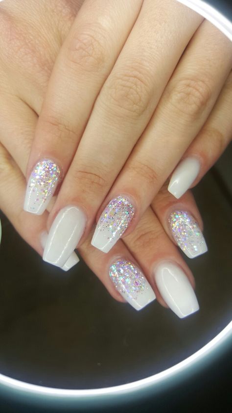 Pretty French Tip Nails Acrylic Coffin Glitter White, Engagement Nails Acrylic Short, Fancy White Nail Designs, White Glitter Nails Acrylic Sparkle, White Glitter Ombre Acrylic Nails, Nyårsnaglar Glitter, Glitter Nail Ideas Acrylic, Home Coming Nail Ideas, White Nails Acrylic With Glitter