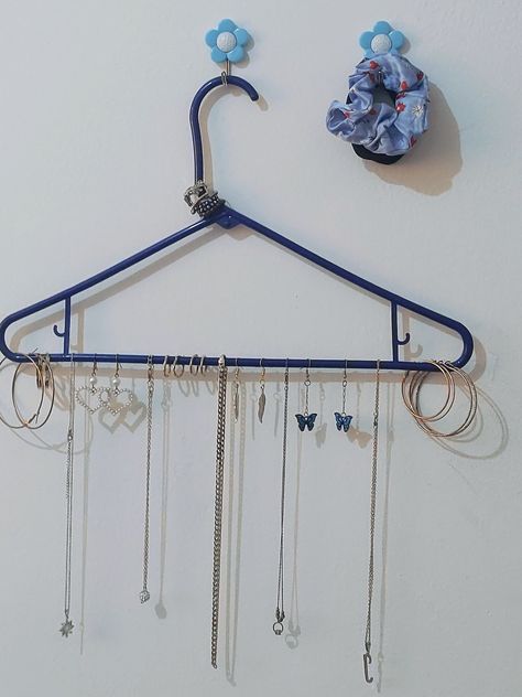 ideas para collares, anillos, aretes<3 Ideas Para Collares, Diy Hanger, Hanger Christmas Tree, Organize Jewelry, Ribbon Organization, Winter Diy Crafts, Hanger Ideas, Girly Room Decor, Vintage Hangers