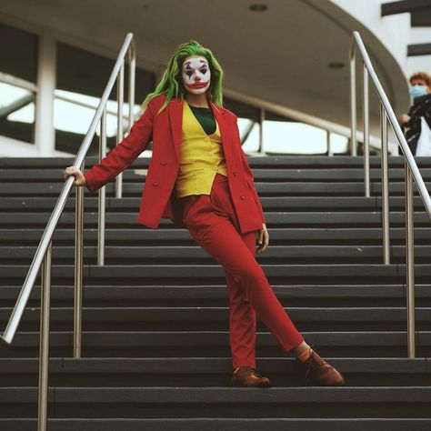 Genderbent Halloween Costumes, Dc Costumes Female, Joker Cosplay Female, Joker Poses, Red Costume Ideas For Women, Joker Costume Female Outfit, Joker Fancy Dress, Joker Female, Female Joker Cosplay