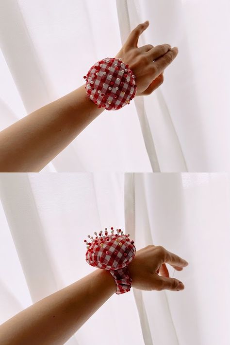 Wrist Pincushion with a Free PDF Pattern | BEGINNER SEWING - Sparrow Refashion: A Blog for Sewing Lovers and DIY Enthusiasts Wrist Pincushion Pattern, Pin Cushions Patterns Free Crochet, Pin Cushion Bracelet, Wrist Pin Cushions Patterns Free, Wrist Pin Cushion Diy, Sew Pin Cushion, Diy Pin Cushion Easy, Pin Cushions Patterns Free, Ring Pincushion