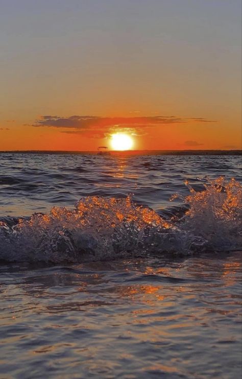 (28) Cielo e mare si ameranno sempre. E se uno è triste e piange..l'altro si farà tempesta per accarezzarlo ..❤️ – @crisvesan on Tumblr Mare Tumblr, On Tumblr, Tumblr, Red