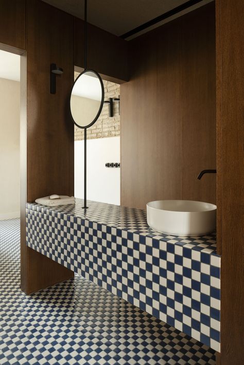 Checkered Tiles Bathroom, Checkered Flooring, Spanish Apartment, White Tiles, Interior Inspo, Historic Homes, Tile Patterns, Bathroom Inspiration, Tile Design