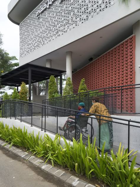 Gallery of Honeycomb Mosque / Andyrahman Architect - 1 Mosque Design, Architecture People, Mosque Architecture, Religious Architecture, Arch Daily, Islamic Design, Building Facade, Facade Architecture, Pitched Roof