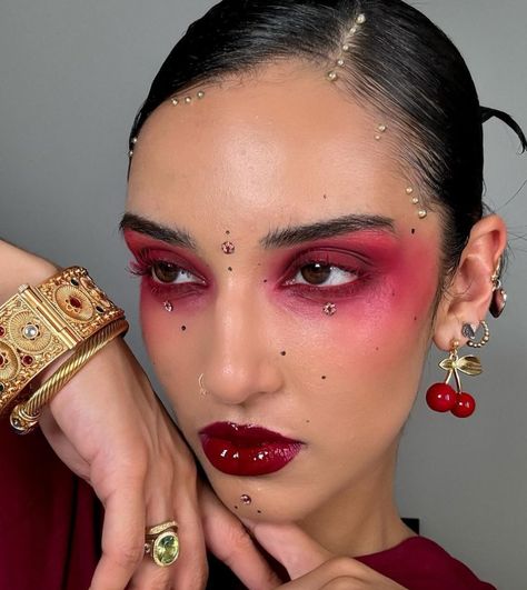 Runway Editorial, Red Eyeshadow Makeup, Black Makeup Looks, Red Makeup Looks, Fire Makeup, X Makeup, Red Eye Makeup, Crystal Makeup, Prom Makeup Looks