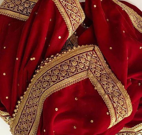 Bridal Dupatta Designs, Velvet Dupatta, Heavy Dupatta, Bridal Dupatta, Bridal Shawl, Embroidered Velvet, Red Embroidery, Indian Bridal Outfits, Dress Indian Style