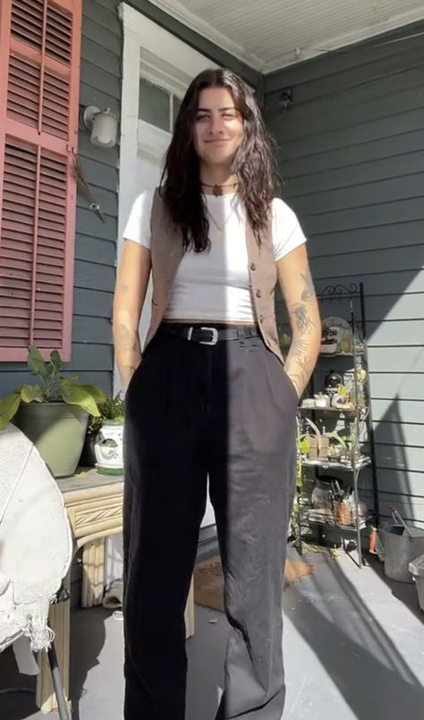 Cubby Women Outfits Style, Outfits With Black Pants Aesthetic, 90s Dress Pants Outfits, Masc Dress Outfit, Alternative Interview Outfit, Barista Work Outfit, Androgynous Going Out Outfit, Barista Interview Outfit, Art Business Casual