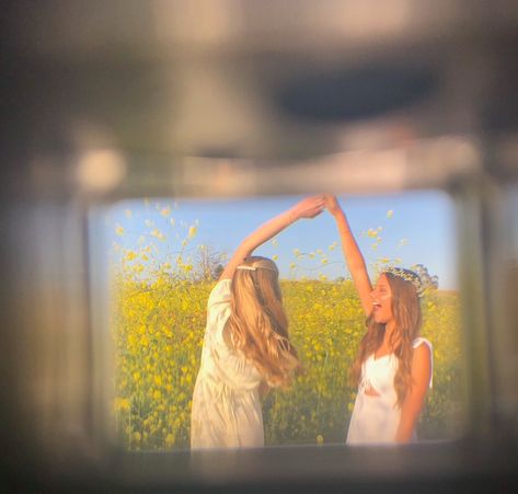 Summer Photoshoot Ideas, Summer Photoshoot, Mia 3, Spring Aesthetic, Summer Feeling, Friend Photoshoot, Summer Dream, Summer Photos, How To Pose