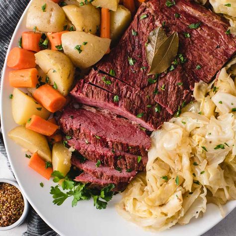 Dutch Oven Corned Beef, Guinness Recipes, Crock Pot Corned Beef, Boiled Dinner, Slow Cooker Corned Beef, Cooking Corned Beef, Beef Cabbage, Corn Beef, Alec Guinness