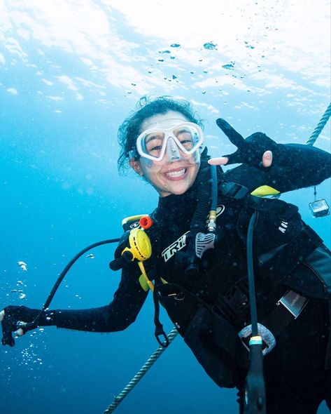 Scuba Senior Pictures, Marine Biologist Outfit, Marine Biology Jobs, Cute Senior Pictures, Scuba Girl, Orthopedic Surgery, Winter Photoshoot, Marine Biologist, Female Profile