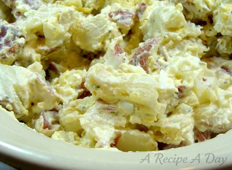 I know I’ve gone on and on before about my love for horseradish and when I found this recipe, I knew I would HAVE to make it.  As I suspected, it’s delish.  It’s not too horseradi… Red Skin Potato Salad, Horseradish Recipes, Loaded Baked Potato Salad, Potato Salad Recipe Easy, Vegan Coleslaw, Potatoe Salad, Baked Potato Salad, Potato Salad With Egg, Chicken And Bacon