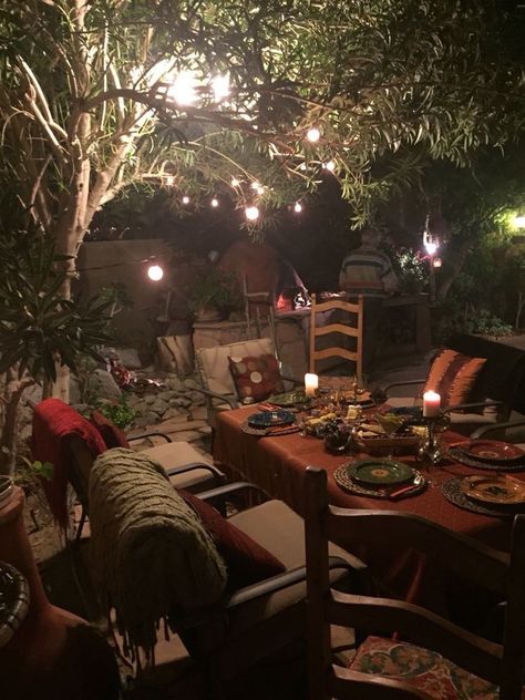 Beatifull Place Nature, Cozy Backyard Aesthetic, Cozy Backyard Wedding, Backyard Summer Aesthetic, Dark Romantic Home, Backyard Dinner Table, Patio Dinner Table, Cozy Dinner Table, Dinner Table Aesthetic