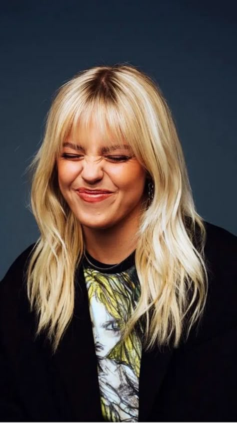 Rene Rapp Hair, Renee Rapp Pride Flag, Renne Rapp Hair, Renee Rapp Haircut, Renee Rapp Bangs, Renee Rapp Aesthetic Wallpaper, Renee Rapp Smile, Renne Rapp Wallpapers, Renee Rapp Snl