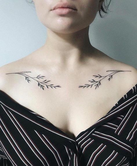 Chest Tattoo Girl, Clavicle Tattoo, Small Chest Tattoos, Kunst Tattoos, Bone Tattoos, Cool Chest Tattoos, Pieces Tattoo, Chest Tattoos For Women, Chest Piece Tattoos