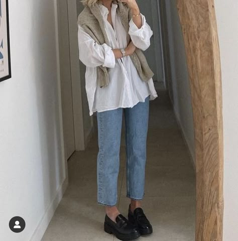 20+ Outfits With Loafers For A Classy Look | How To Wear Loafers How To Style Loafers, Loafer Outfits, How To Wear Loafers, Style Loafers, Looks Jeans, Loafers Outfit, Mom Jeans Outfit, Skandinavian Fashion, Trendy Mom