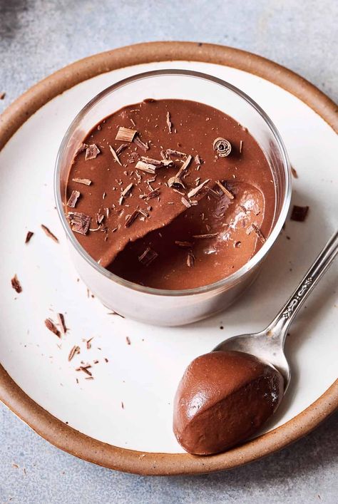 This Vegan Chocolate Mousse is rich and luxurious, and comes together in no time. The perfect fancy but easy dessert for entertaining! Vegan Mousse, Vegan Chocolate Mousse, Cheesecake Vegan, Vegan Hot Chocolate, Rich Desserts, Luxury Chocolate, Small Desserts, Mousse Recipes, Raw Cacao