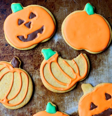 Pumpkin Sugar Cookies Delicious Halloween Desserts, Pumpkin Shaped Cookies, Halloween Pumpkin Cookies, Canned Pumpkin Recipes, Halloween Finger Foods, Pumpkin Sugar Cookies, Halloween Sugar Cookies, Crispy Cookies, Shaped Cookies