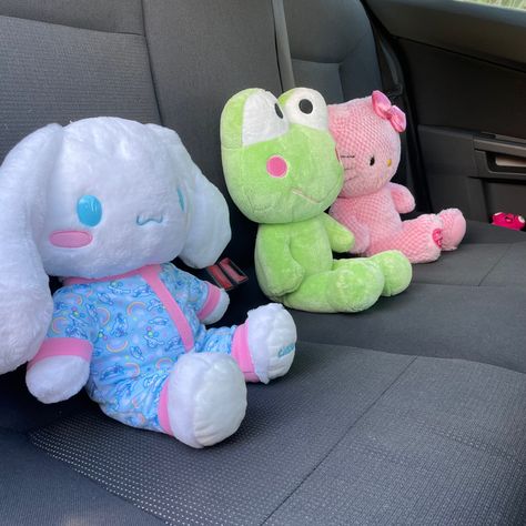 Plushies In Car, Sanrio Plushies, Indie Decor, Yoda Wallpaper, Hello Kitty Car, Stuff Animals, Hello Kitty Pictures, Puff And Pass, Hello Kitty Items