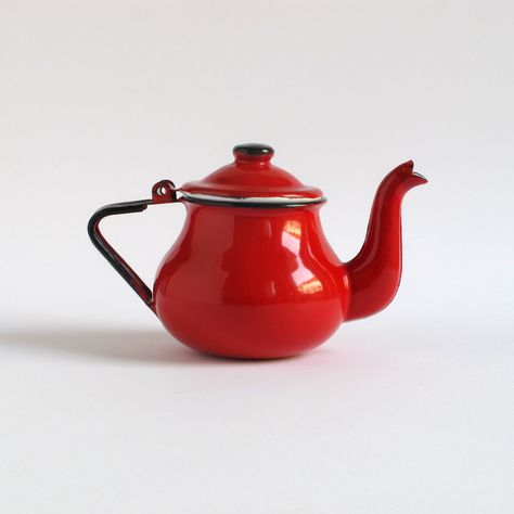 Red Enamel Teapot. via Etsy. Tea Pot Still Life, Pot Still Life, Good Morning Tea, Still Life Pictures, Enamel Cookware, Enamel Teapot, Kitchen Gear, Fantasy Decor, Pot Still