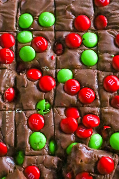 Easy Christmas Fudge, Christmas Desert, Candy Homemade, Fudge Shop, Holiday Fudge, Holiday Entertaining Food, Delicious Christmas Desserts, Cracker Toffee, Fudge Recipes Chocolate