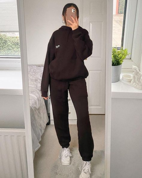 Stylish Sweatpants Outfits, Casual Date Outfit Summer, Brown Tracksuit, Summer Business Casual Outfits, Cute Skirt Outfits, Shein Outfits, Hoodie Outfit, Outfit Inspo Fall, Basic Outfits