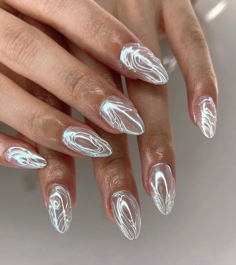 Reflective Nails, Chrome Design, Short Almond, Mirror Mirror On The Wall, Chrome Powder, Pearl Nails, Mirror On The Wall, Chrome Nails, Mirror Mirror