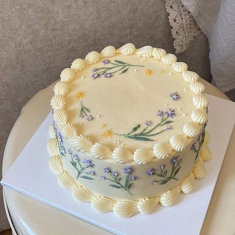 Artsy Chic Cake, Simple Pretty Cakes Birthday, Vintage Birthday Cakes, Pastel Cakes, Simple Cake Designs, Birthday Treat, Mini Cakes Birthday, Simple Birthday, Simple Cake