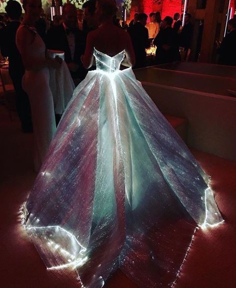 Claire Danes in a stunning fiber optic-lit Zac Posen gown at the 2016 Met Gala, manus x machina: Fashion in an Age of Technology, May 2, 2016. Damn. This + the Dior Junon gown = :O Dark Prom Dress, Claire Danes Dress, Fiber Optic Dress, New Years Cocktails, Met Gala Dresses, Claire Danes, Dark Wedding, Cinderella Dresses, Wedding Dress Fabrics