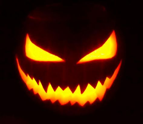 Pumpkin Carving Simple, Scary Pumpkin Carving Patterns, Halloween Pumpkin Carving Ideas, Scary Pumpkin Faces, Disney Pumpkin Carving, Scary Halloween Pumpkins, Halloween Pumpkin Carving Stencils, Pumkin Carving, Halloween Pumpkin Carving