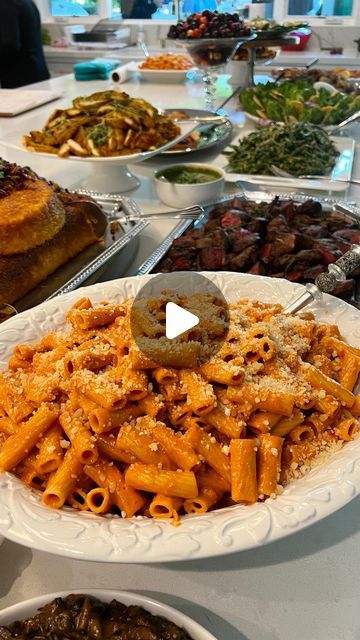 Party Food Platters Dinners, Food Catering Ideas Buffet Tables, Buffet Food Presentation, Buffet Dinner Party, Mediterranean Buffet, Dinner Buffet Ideas, Buffet Table Arrangement, Dinner Party Buffet, Classic Buffet