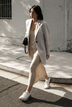 Witte Sneakers Outfit, Timberland Fashion, Minimal Monochrome, Timberland Heels, Blazers Casual, Navy Blazers, Dope Style, Timberland Outfits, Look Zara